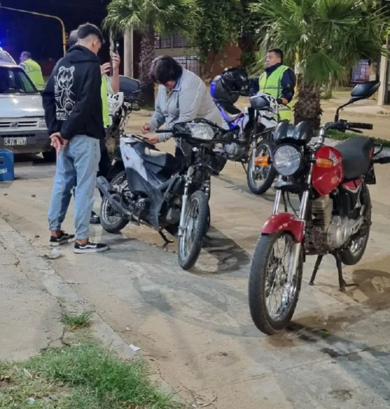 ACÍAN “ACROBACIA” EN MOTOS FLOJAS DE PAPELES Y EN PLENA AVENIDA