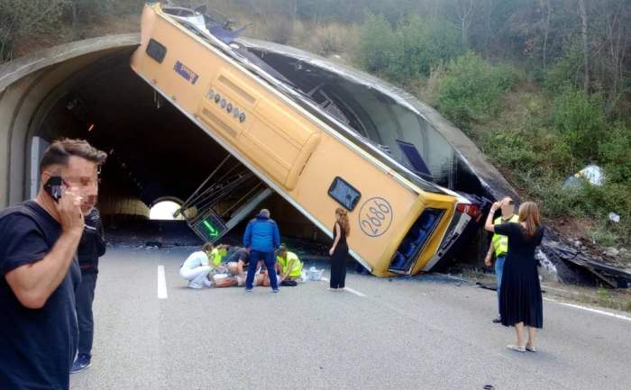 UN AUTOBÚS CON 60 PASAJEROS SUFRE UN GRAVE ACCIDENTE EN LA AUTOPISTA