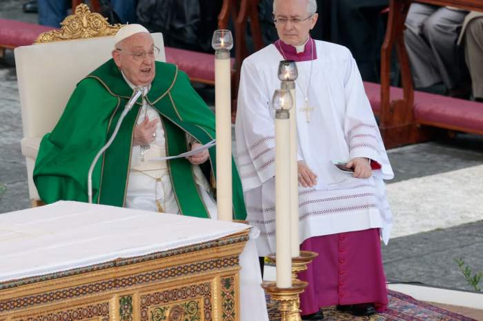 EL PAPA FRANCISCO INTERRUMPIÓ SU HOMILÍA POR PROBLEMAS RESPIRATORIOS