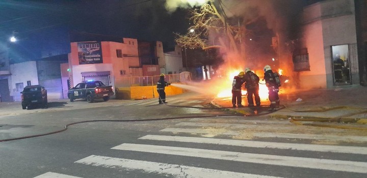 PERSECUCIÓN, CHOQUE E INCENDIO EN VILLA SOLDATI: TRES MENORES FUERON DETENIDOS