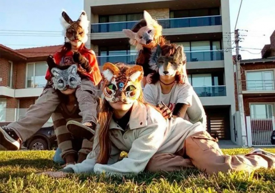 INSÓLITO: UNA MUJER DENUNCIÓ QUE UN THERIAN MORDIÓ A SU HIJA EN LA CALLE